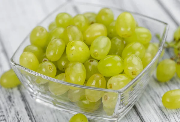 Porção de uvas brancas saudáveis (foco seletivo; close-up shot ) — Fotografia de Stock