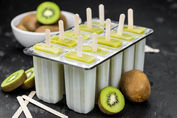 Niektóre świeżo wykonane kiwi popsicles na Vintage płyty łupków (selecti — Zdjęcie stockowe