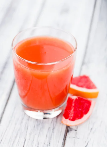 Frisch gepresster Grapefruitsaft (selektiver Fokus) — Stockfoto