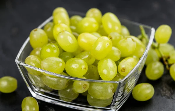 Porção de uvas brancas saudáveis (foco seletivo; close-up shot ) — Fotografia de Stock