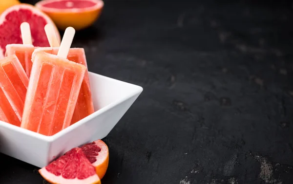 Hausgemachte Grapefruit-Eis am Stiel (selektiver Fokus) — Stockfoto