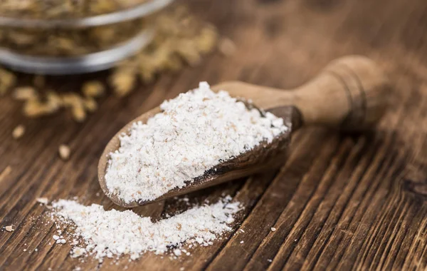 Mesa de madera vieja con harina de avena fresca (primer plano; selectivo — Foto de Stock