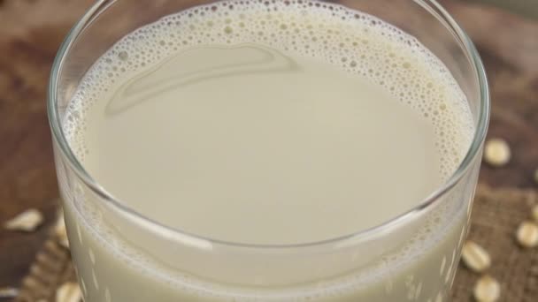 Часть свежего овсяного молока (выборочная фокусировка; крупный план ) — стоковое видео