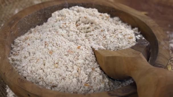 Świeża mąka owsiana na drewnianym tle (ostrość selektywna; klos — Wideo stockowe