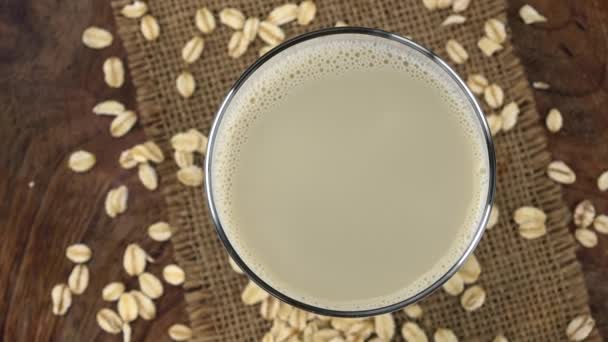 Porción de Leche de Avena fresca (enfoque selectivo; primer plano) ) — Vídeos de Stock