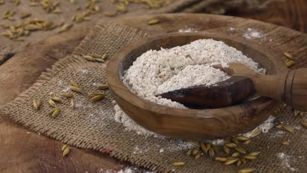 Harina de avena fresca sobre fondo de madera (enfoque selectivo; clos — Vídeos de Stock