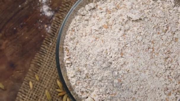 Harina de avena fresca sobre fondo de madera (enfoque selectivo; clos — Vídeos de Stock