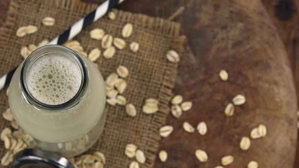 Porción de Leche de Avena fresca (enfoque selectivo; primer plano) ) — Vídeos de Stock