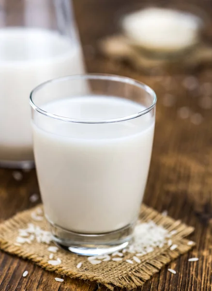 Tavolo vintage in legno con latte di riso (messa a fuoco selettiva; primo piano s — Foto Stock