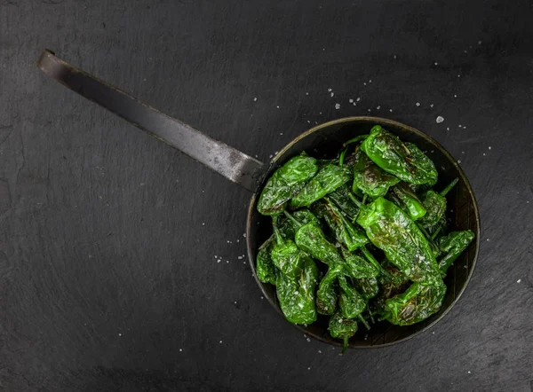 Porção de Pimientos de Padron em uma laje de ardósia — Fotografia de Stock