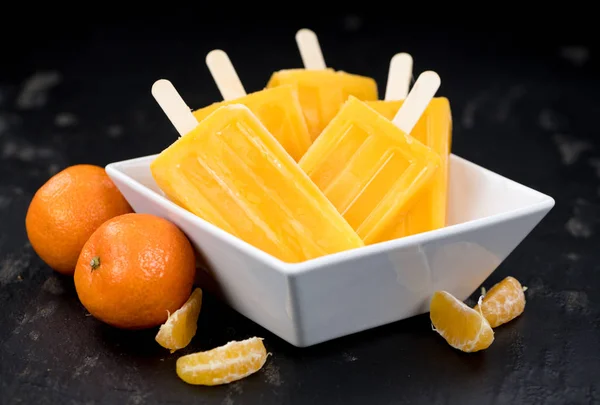 Slate πλάκα με Tangerine Popsicles (επιλεκτική εστίαση) — Φωτογραφία Αρχείου