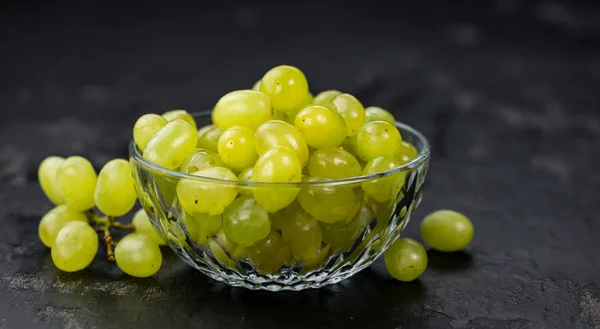 Losa de pizarra con uvas blancas (enfoque selectivo; plano de primer plano ) —  Fotos de Stock