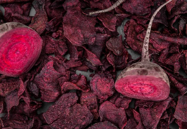 Some Beetroot Chips (close-up shot; selective focus) — Stock Photo, Image