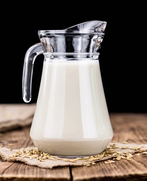 Porzione di latte d'avena sano su un vecchio tavolo di legno (selettivo per — Foto Stock