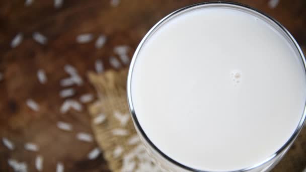 Glass Rice Milk Como Disparo Detallado Selectivo Enfoque — Vídeo de stock
