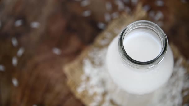 詳細なクローズアップショットとしての米ミルクの部分 選択的な焦点 — ストック動画