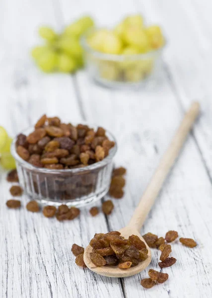 Portie gezonde rozijnen op een oude houten tafel (selectieve foc — Stockfoto