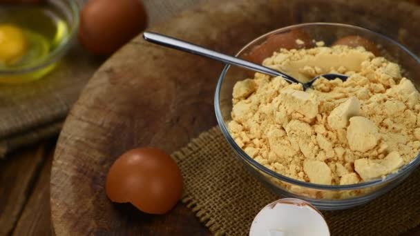 Taze yumurta tozlu eski ahşap masa (yakın çekim; seç — Stok video