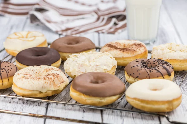Donuts (frisch zubereitet; selektiver Fokus) — Stockfoto
