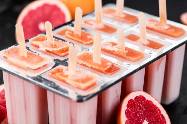 Schieferplatte mit frischem Grapefruit-Eis (selektiver Fokus)) — Stockfoto