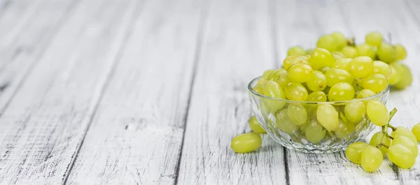 Porção de uvas brancas saudáveis (foco seletivo; close-up shot ) — Fotografia de Stock