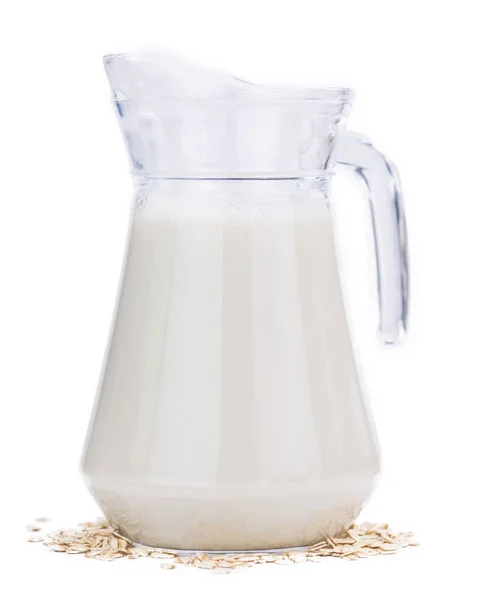 Porzione di latte d'avena isolato su fondo bianco (focu selettivo — Foto Stock