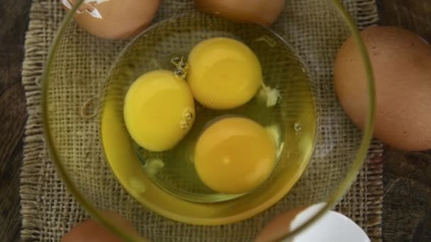 Taze yumurta tozlu eski ahşap masa (yakın çekim; seç — Stok video