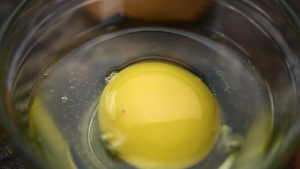 Παλιό ξύλινο τραπέζι με φρέσκα αυγά σε σκόνη (κοντινό πλάνο? Επιλέξτε — Αρχείο Βίντεο