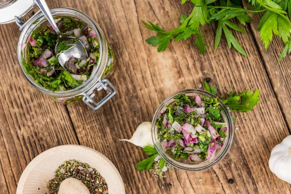 Chimichurri (frais) en gros plan détaillé, mise au point sélective ) — Photo