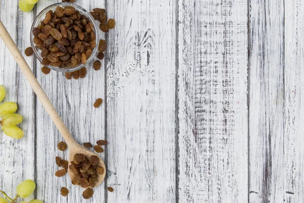 Portie verse rozijnen op een oude houten tafel — Stockfoto