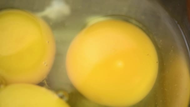 Tahta Bir Plaka Üzerinde Dönen Ham Yumurtalar Pürüzsüz Döngü — Stok video