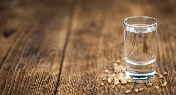 Porción de licor de trigo fresco en una mesa de madera vieja —  Fotos de Stock