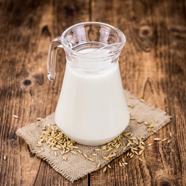Porce čerstvého ovesného mléka (selektivní zaostření; detailní záběr) — Stock fotografie