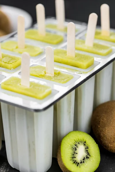 Świeżo wykonane kiwi popsicles na płycie łupków (zbliżenie strzał; wybierz — Zdjęcie stockowe