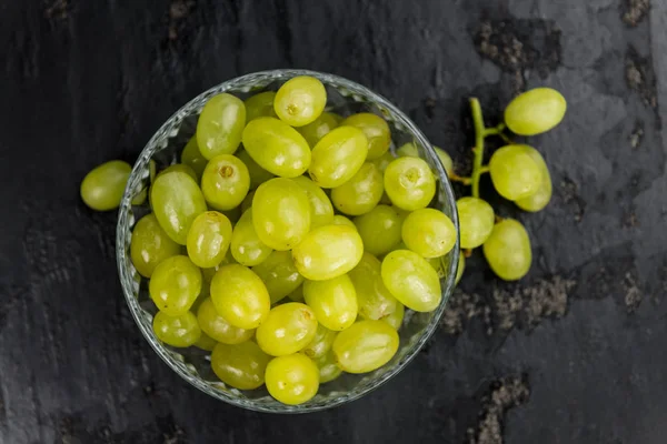 Часть здорового белого винограда (селективная фокусировка; крупный план ) — стоковое фото