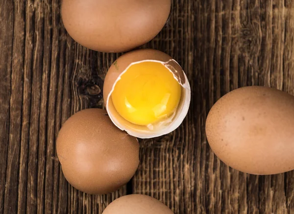 Rohe Eier auf einem alten Holztisch (selektiver Fokus) — Stockfoto