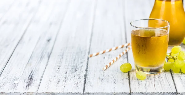 Porción de jugo de uva saludable en una mesa de madera vieja (selectivo — Foto de Stock