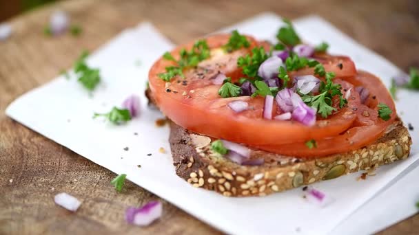 Drehteller Mit Tomatensandwich Auf Einem Alten Holztisch Nahtlose Schlupflöcher — Stockvideo