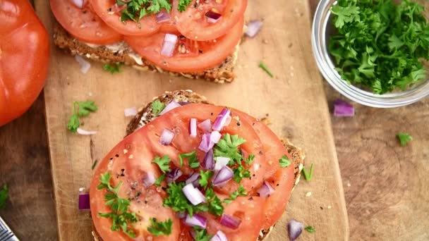 Sandwich Tomate Sur Une Plaque Tournante Séquences Gros Plan Loopable — Video
