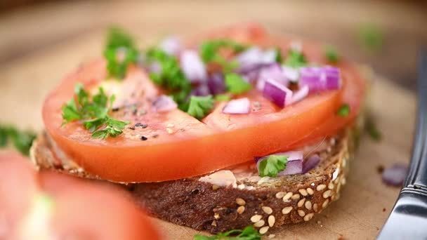 Sandwich Tomate Una Placa Giratoria Metraje Primer Plano Sin Costuras — Vídeo de stock