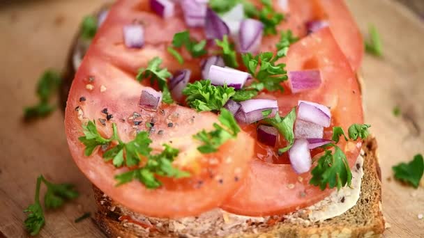 Draaiplaat Met Een Tomaat Sandwich Een Oude Houten Tafel Naadloos — Stockvideo