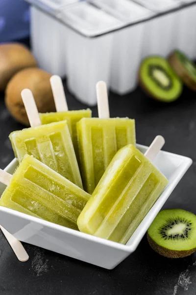 Frisch gemachtes Kiwi-Eis auf einer Schieferplatte (Nahaufnahme; Auswahl — Stockfoto