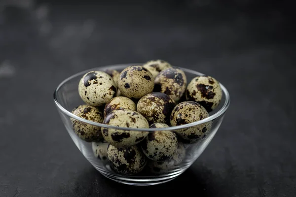 Ayrıntılı yakın çekim olarak taze bıldırcın yumurtası (seçici odak)) — Stok fotoğraf