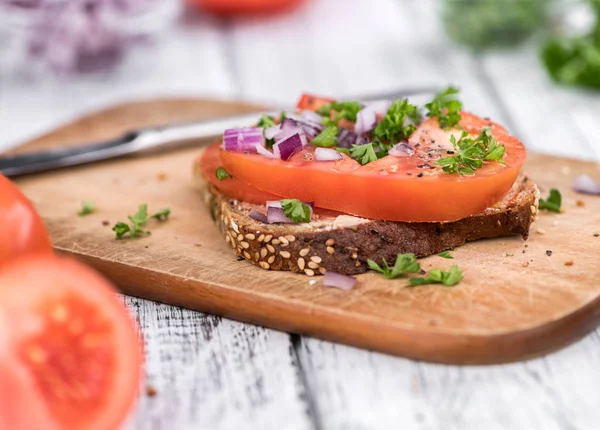 Etwas gesundes Tomatensandwich (selektiver Fokus; Nahaufnahme) — Stockfoto