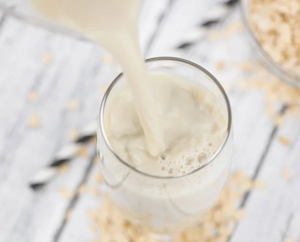 Porzione di latte d'avena fresco (concentrazione selettiva; primo piano) ) — Foto Stock