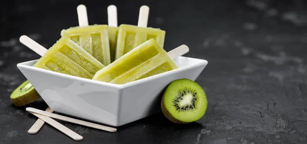 Algunas paletas Kiwi (plano de primer plano; enfoque selectivo ) — Foto de Stock