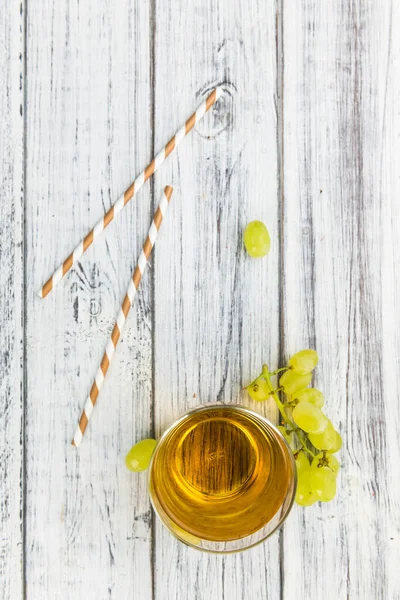 Bagian dari Jus Anggur yang sehat pada meja kayu tua (selektif — Stok Foto