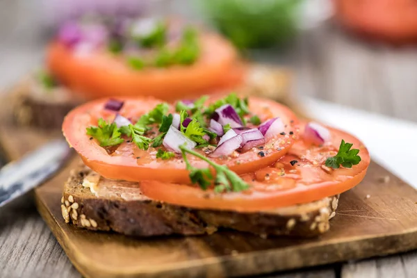 Några friska tomat smörgås (selektivt fokus; närbild skott) — Stockfoto