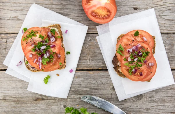 Деякі свіжі томатні сендвічі (вибірковий фокус; крупним планом знімок ) — стокове фото