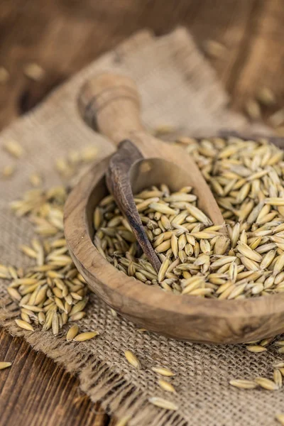 Portion gesunden Hafer auf einem alten Holztisch (selektiver Fokus; — Stockfoto